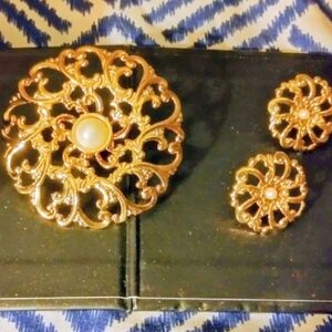 Elegant Gold and Pearl Jewelry Set